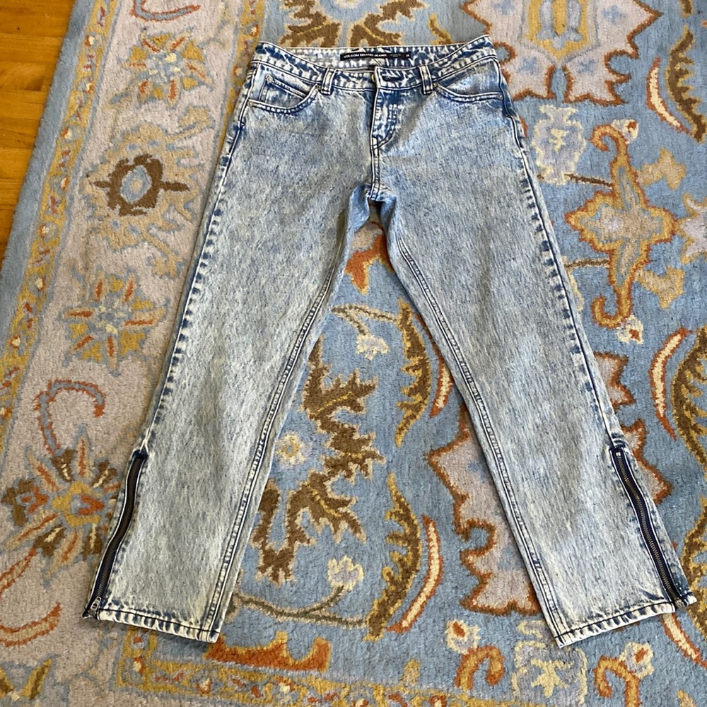 Acid washed. Ankle jeans with zipper